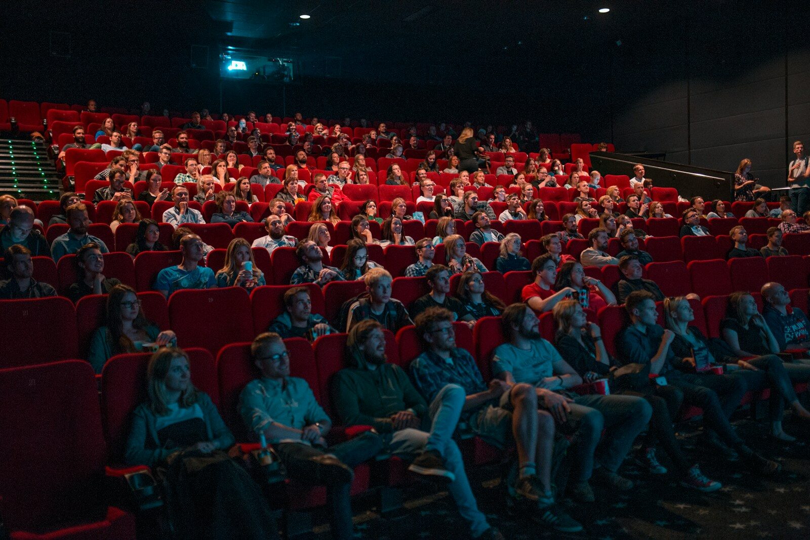 Público viendo una película en una sala de cine
