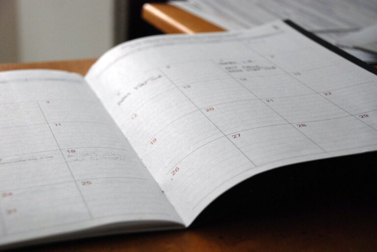 Agenda de papel sobre un escritorio