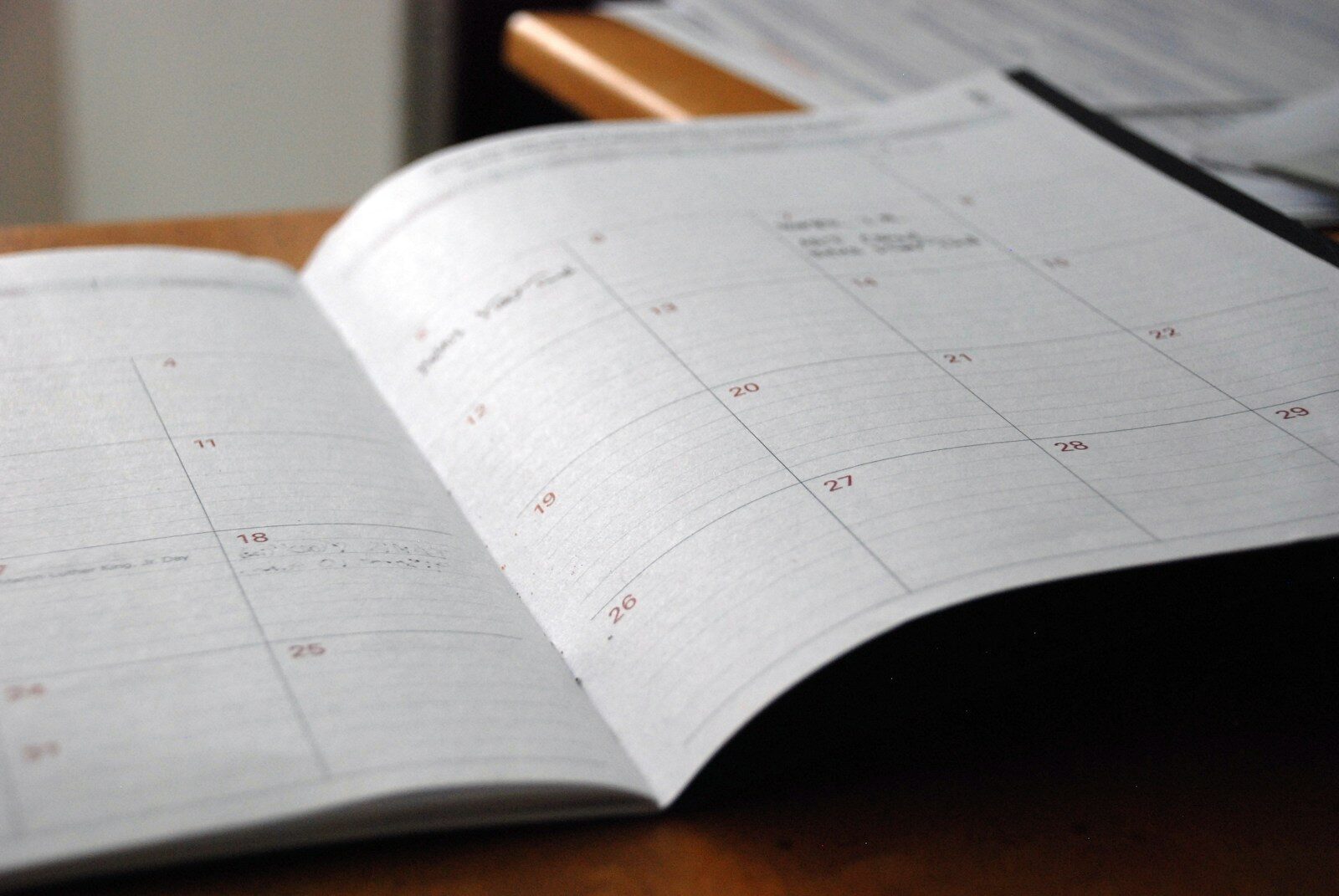 Agenda de papel sobre un escritorio