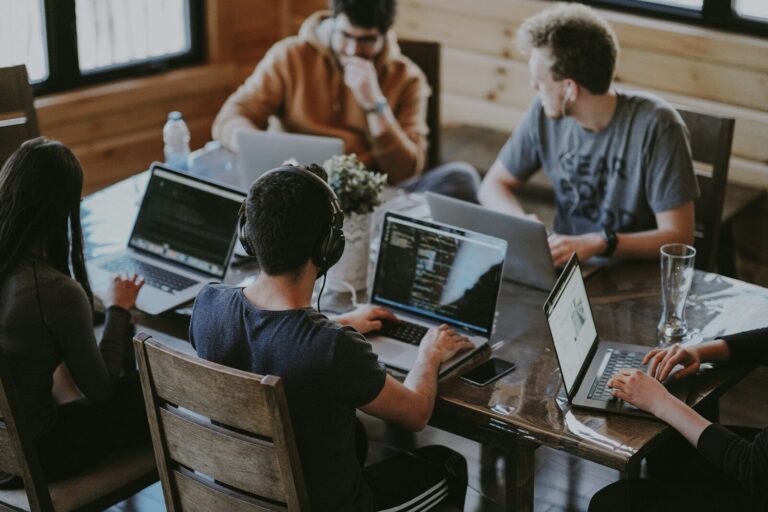 Equipo de trabajo con portátiles en una oficina