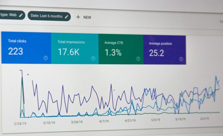 Gráficos de analítica web en la pantalla de un portátil