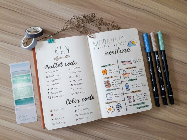 Cuaderno abierto con notas manuscritas junto a unas tijeras