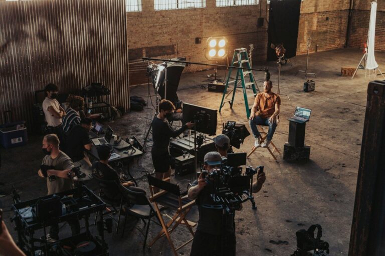 Equipo de producción audiovisual rodando con una cámara