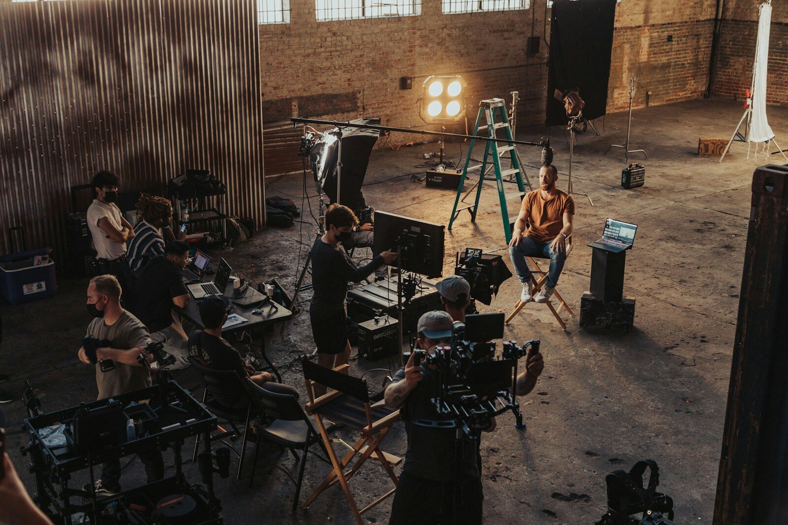 Equipo de producción audiovisual rodando con una cámara