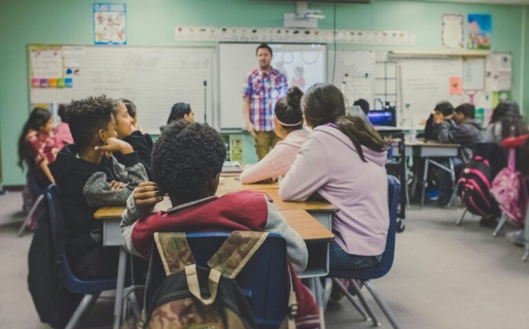 Jóvenes de distintas culturas estudiando juntos