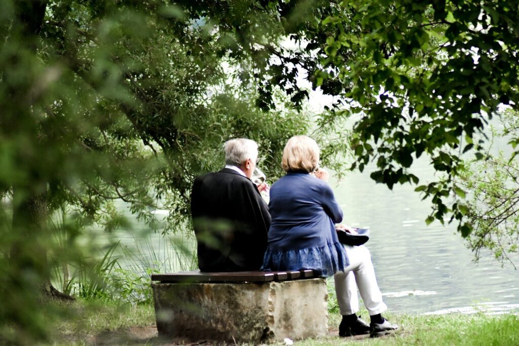 Dos personas sentadas frente al agua