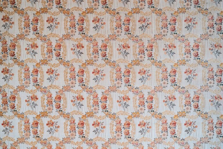 Pared decorada con papel pintado