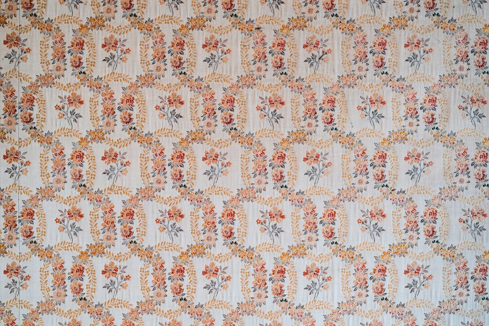 Pared decorada con papel pintado